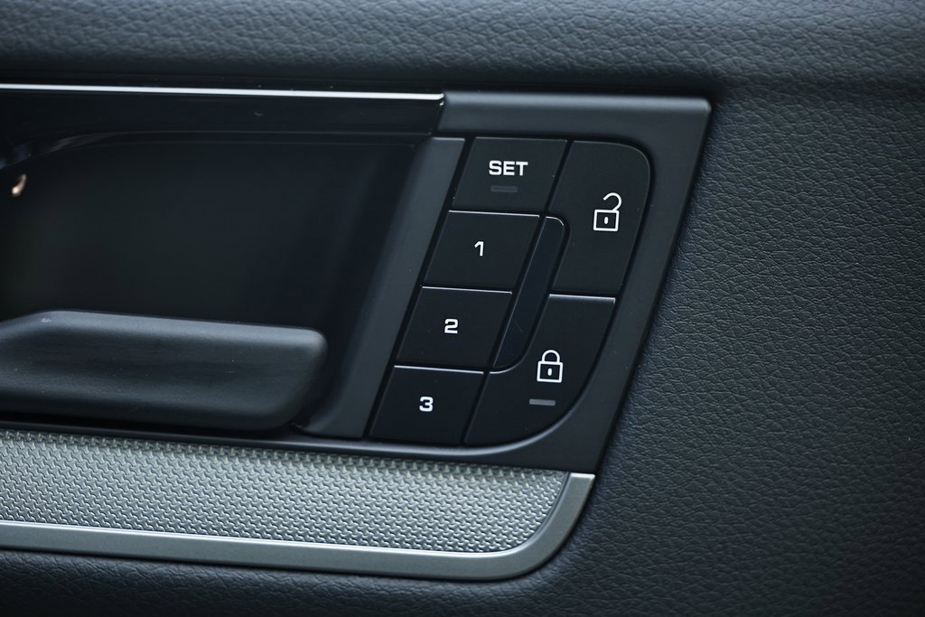 Certified 2025 Porsche Cayenne w/ Premium Package Plus image 20