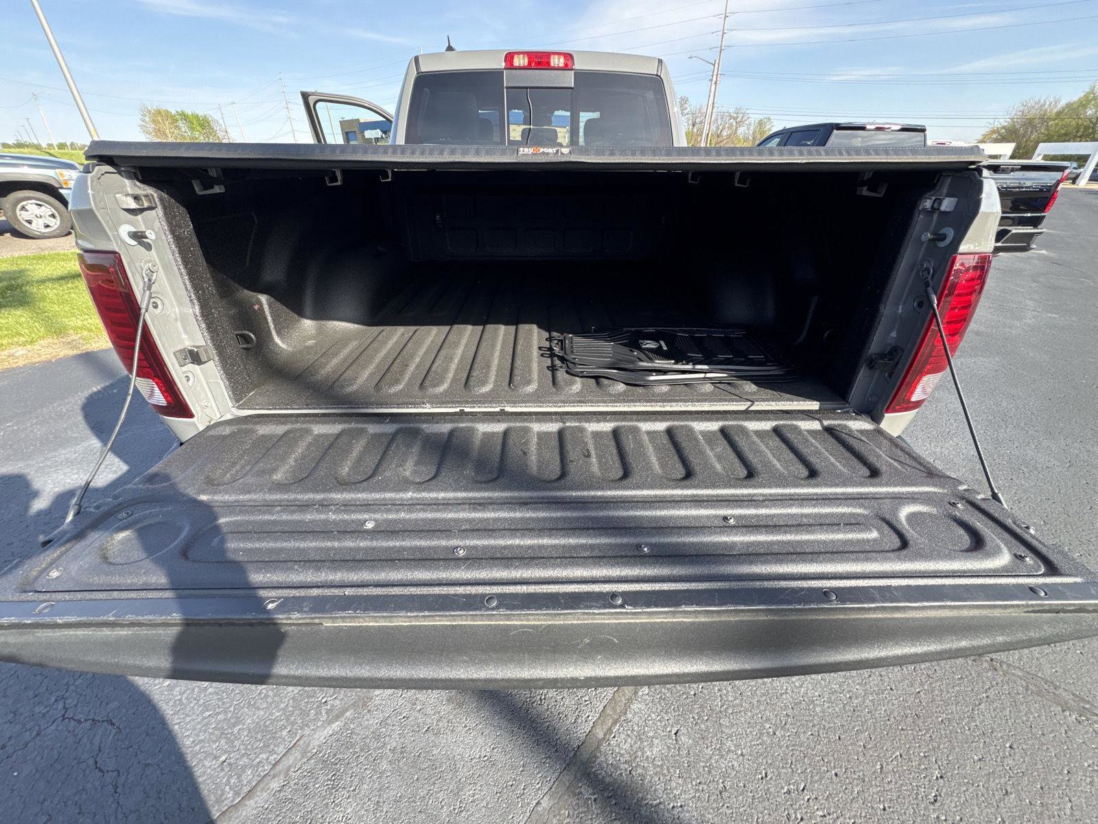 Used 2022 RAM 1500 Classic Warlock w/ Ceramic Gray Warlock Package AWD/4WD image 13