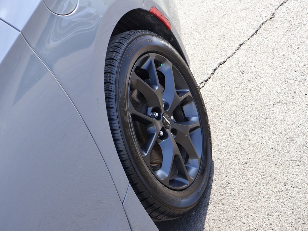 Used 2025 Chrysler Pacifica Limited image 43