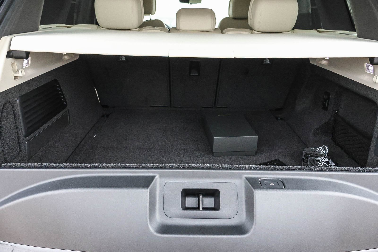 New 2026 Land Rover Range Rover SE image 26