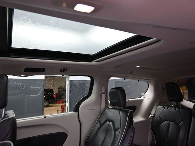 Used 2023 Chrysler Pacifica Limited FWD image 15