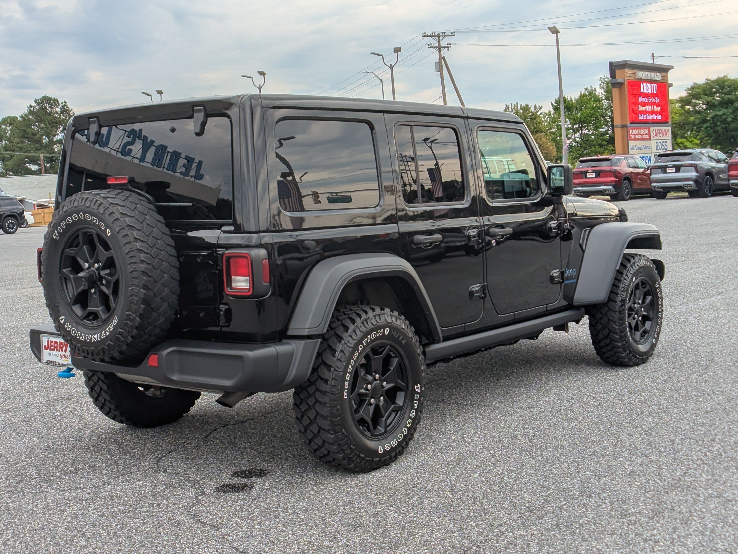 Used 2023 Jeep Wrangler Unlimited w/ Cold Weather Group AWD/4WD image 9