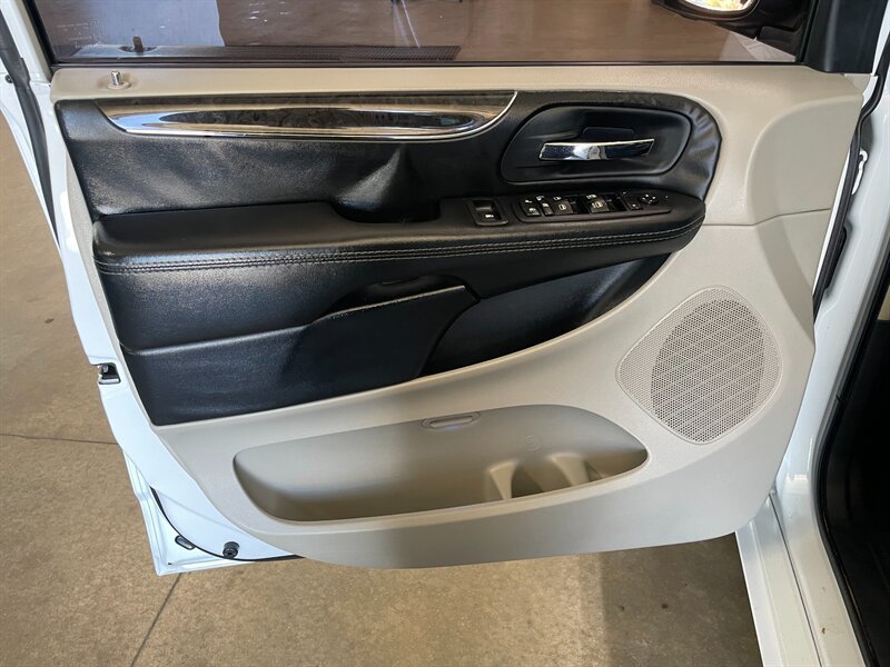 Used 2015 Chrysler Town & Country Touring-L w/ Driver Convenience Group FWD image 20