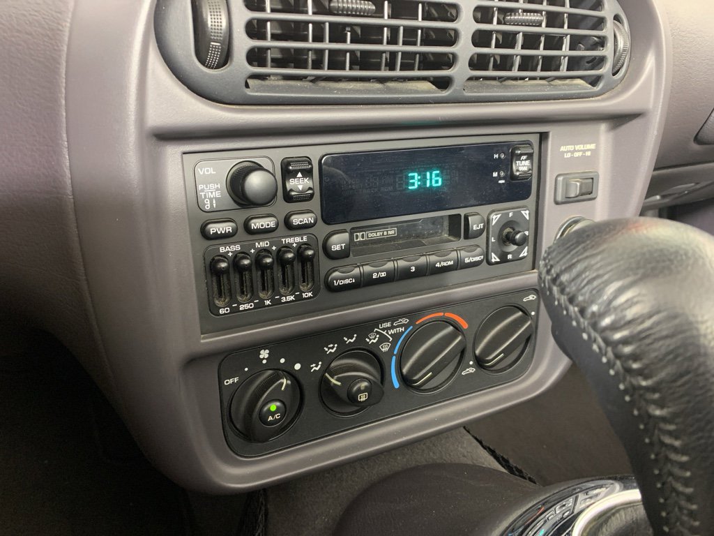 Used 2001 Chrysler Prowler image 28