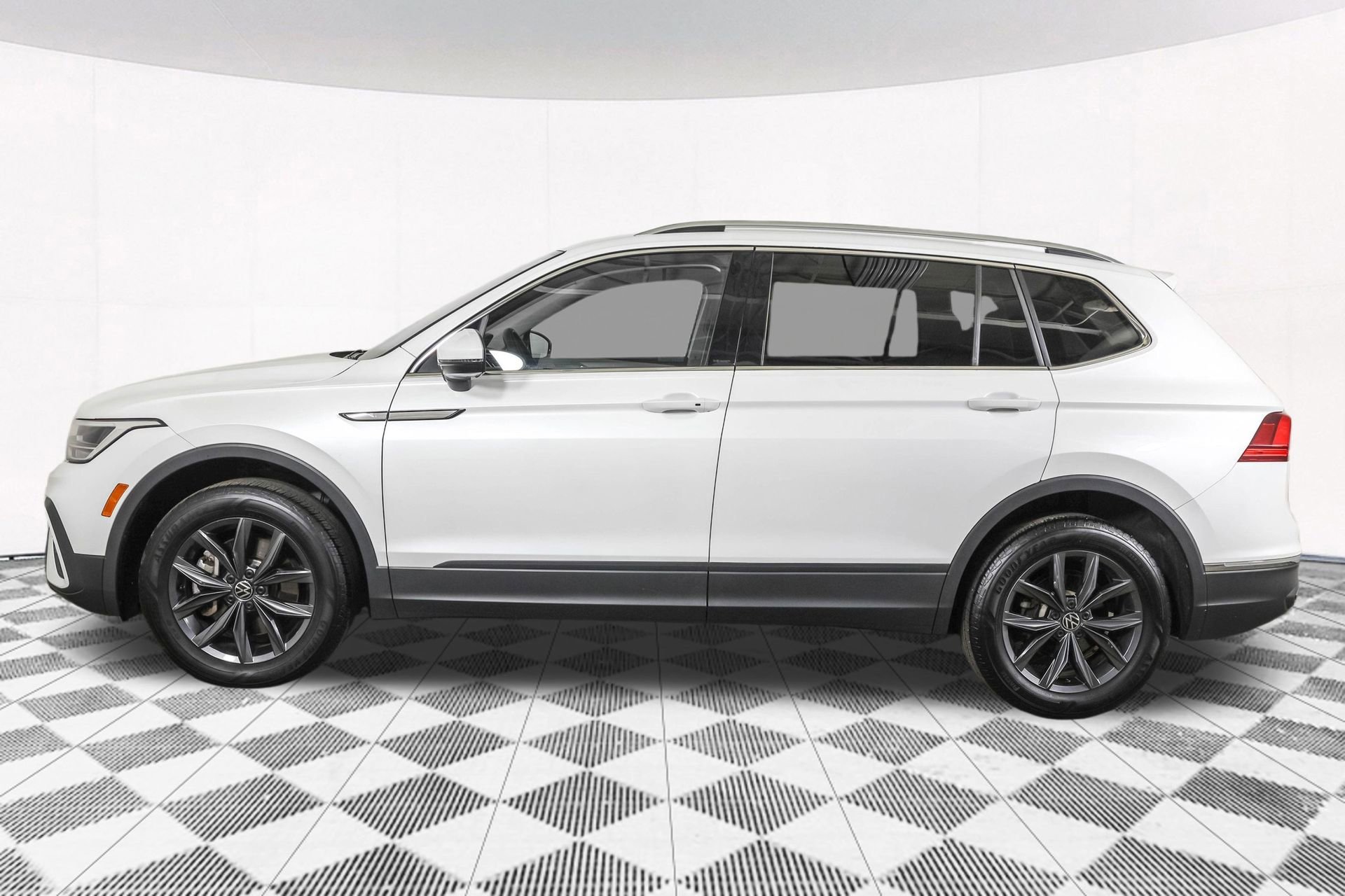 Used 2023 Volkswagen Tiguan SE AWD/4WD image 19