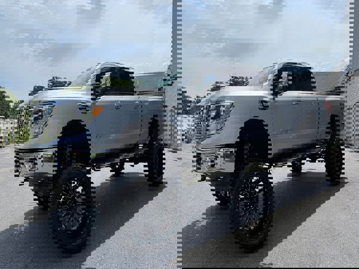 Used 2017 Nissan Titan SL image 10