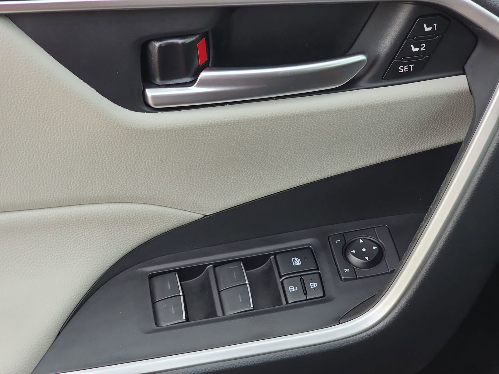 Used 2025 Toyota RAV4 XLE Premium image 35