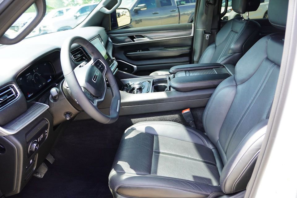 Used 2024 Jeep Wagoneer Series II w/ Flexible Seating Group image 16