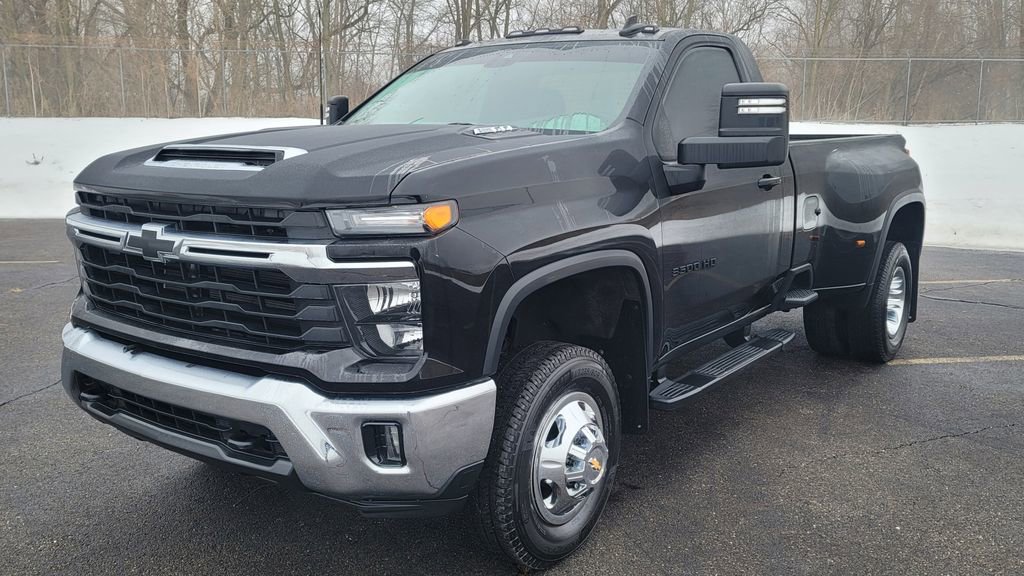 Used 2024 Chevrolet Silverado 3500 LT w/ Convenience Package image 3