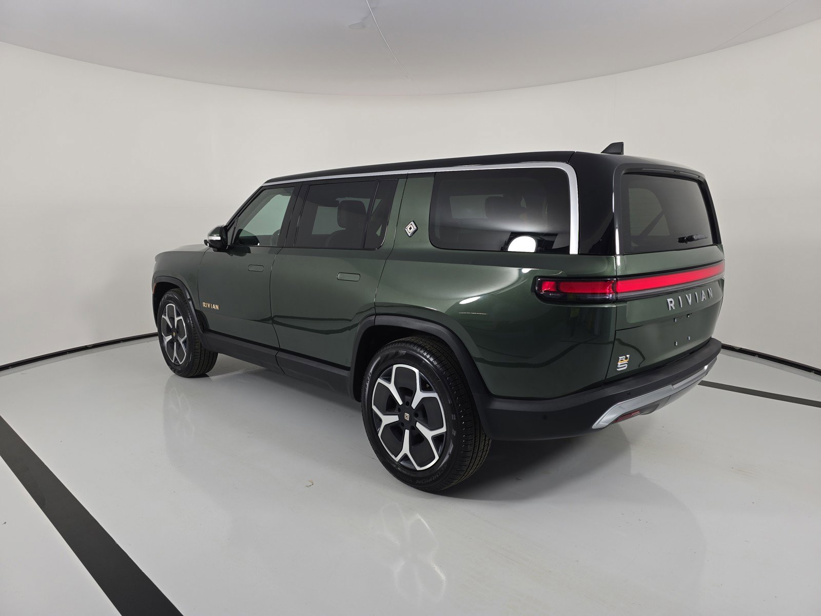 Used 2024 Rivian R1S Adventure AWD/4WD image 3
