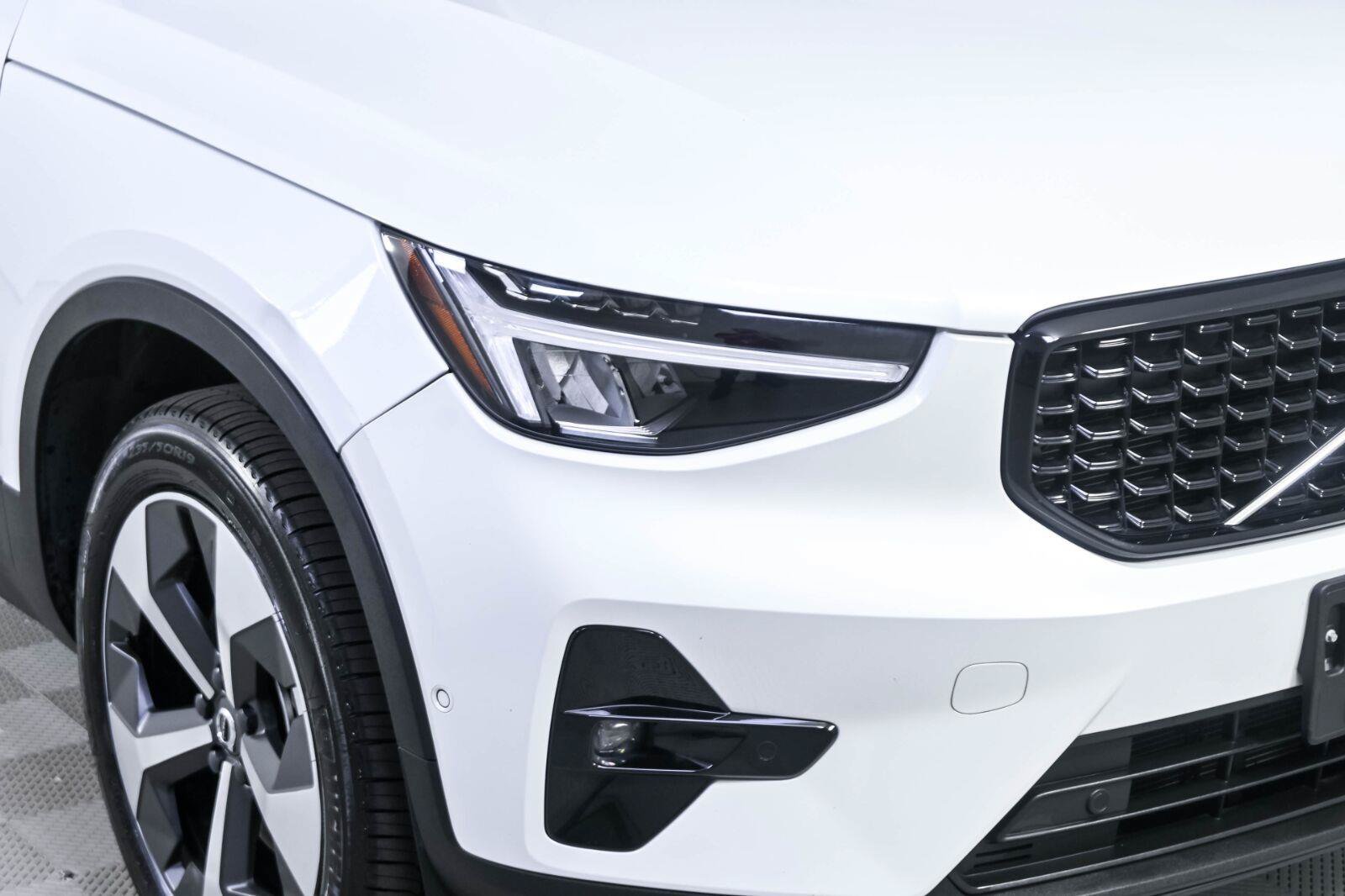 Certified 2023 Volvo XC40 B5 Plus w/ Climate Package AWD/4WD image 36