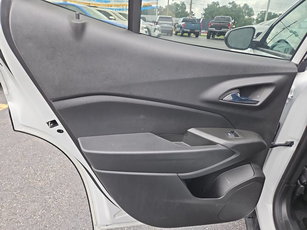Used 2024 Chevrolet Trax RS FWD image 17