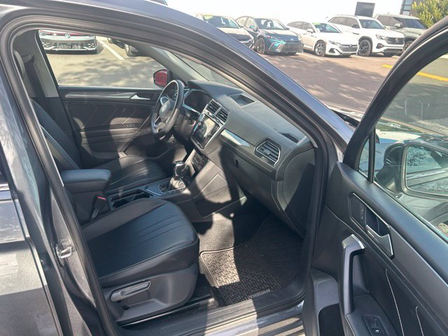 Used 2022 Volkswagen Tiguan SE w/ Panoramic Sunroof Package FWD image 10