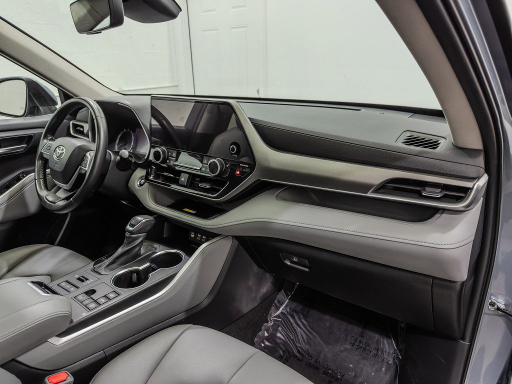 Used 2023 Toyota Highlander XLE AWD/4WD image 28