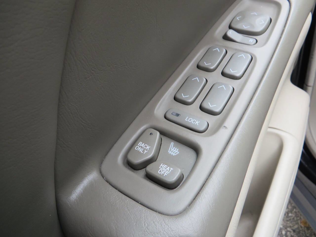 Used 2002 Cadillac De Ville w/ Comfort/Convenience Pkg image 17