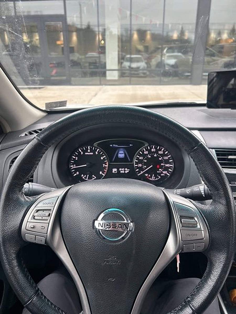 Used 2013 Nissan Altima 2.5 SV image 2