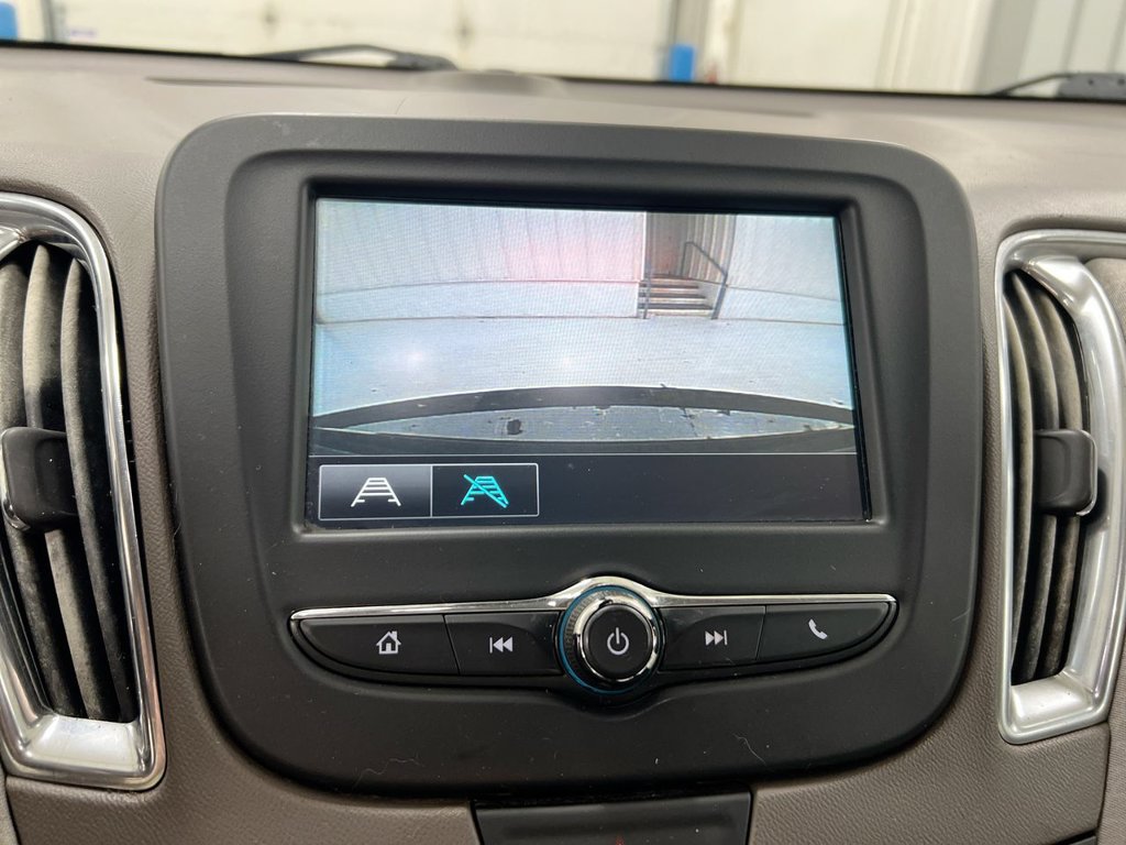 Used 2017 Chevrolet Malibu LT FWD image 15