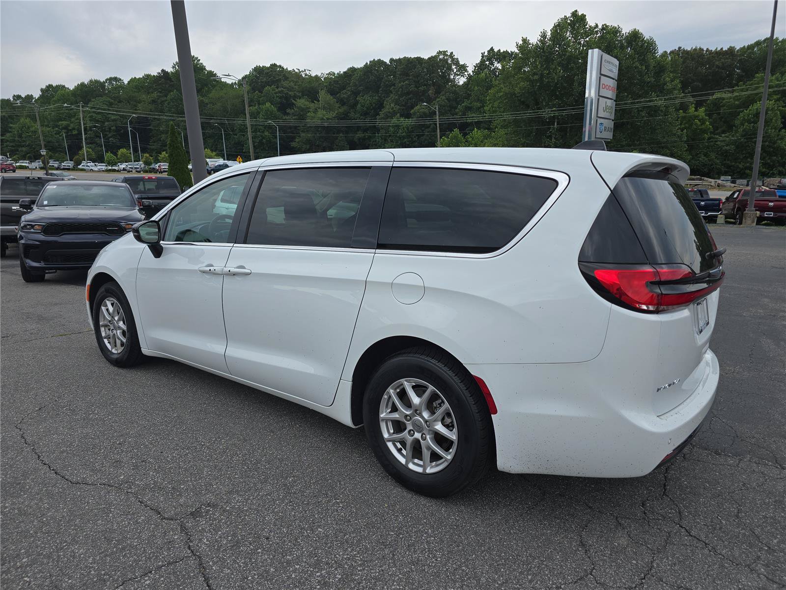 Used 2024 Chrysler Pacifica Touring-L FWD image 5
