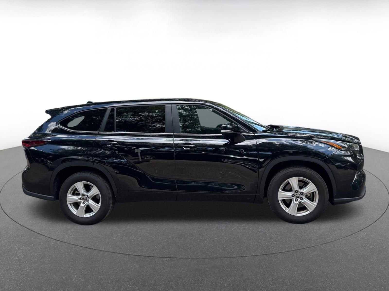 Used 2025 Toyota Highlander LE FWD image 8