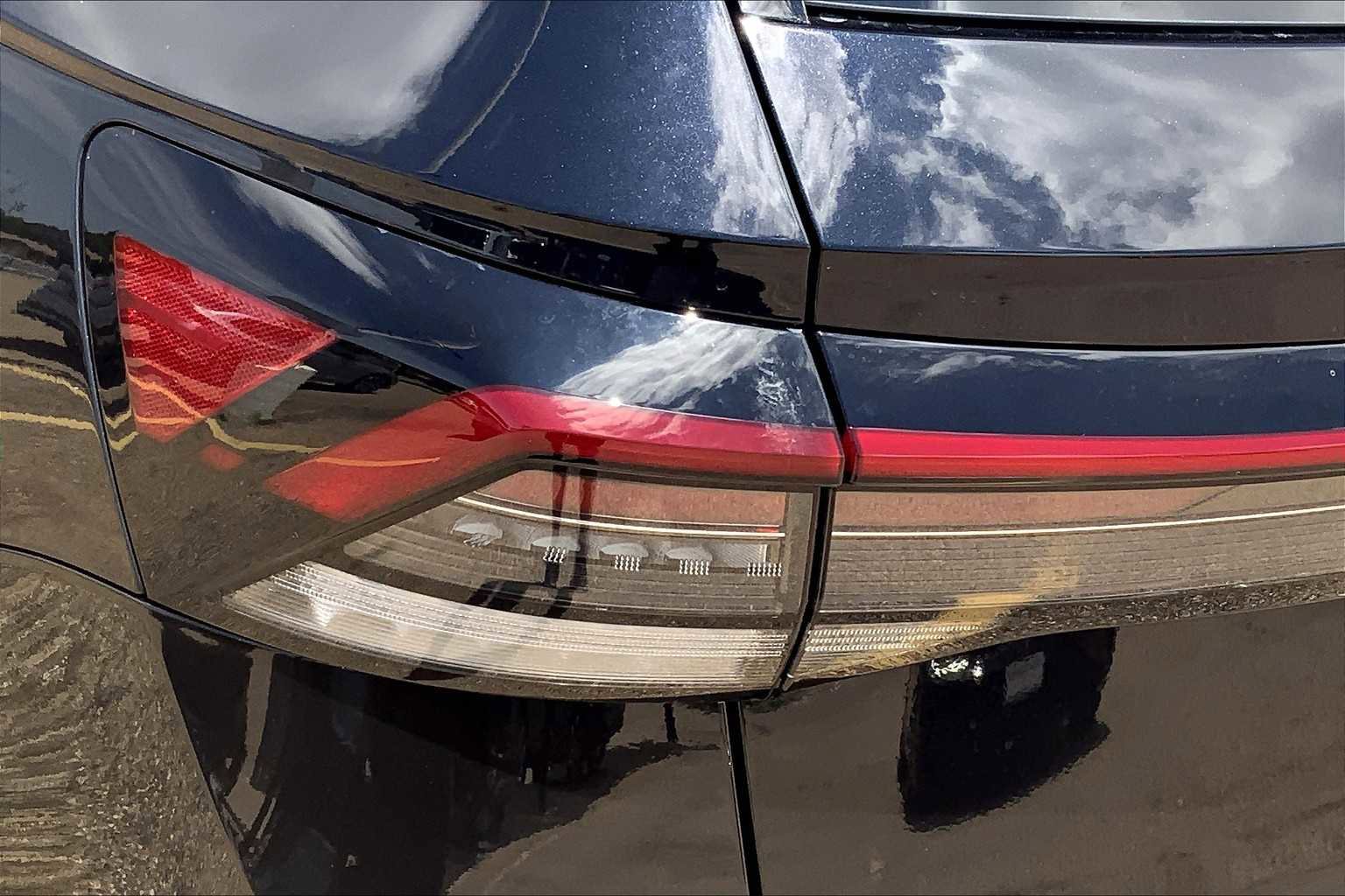 Used 2025 Volkswagen Taos SE AWD/4WD image 14