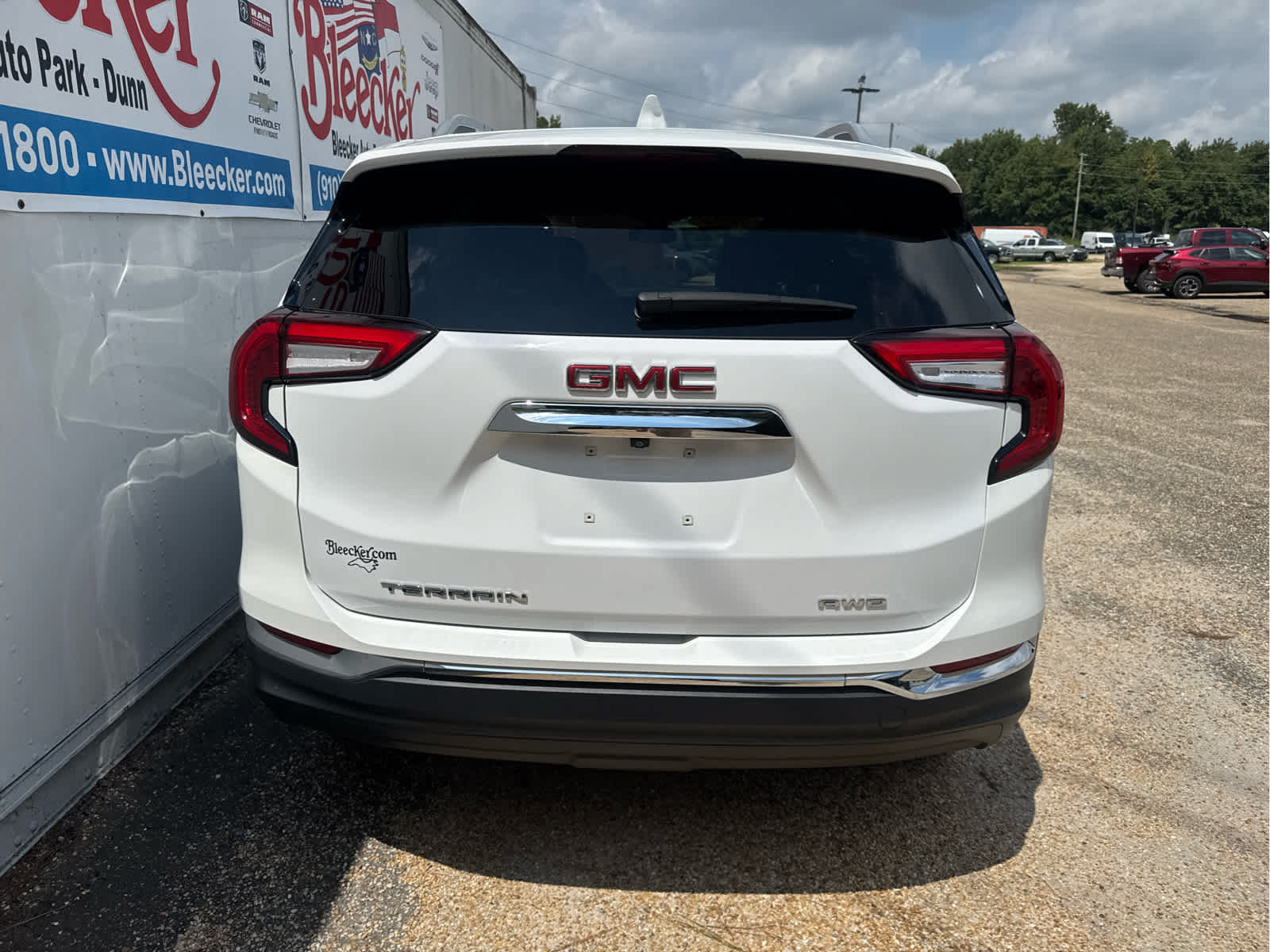 Used 2024 GMC Terrain SLT AWD/4WD image 4