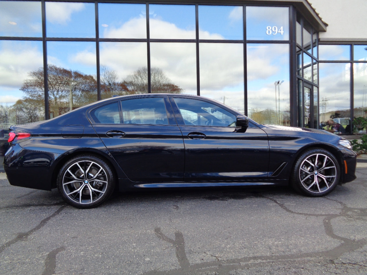 Used 2022 BMW 530i xDrive 530i xDrive Sedan w/ M Sport Package image 4