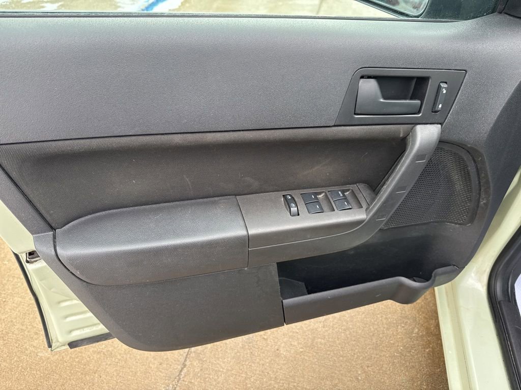 Used 2010 Ford Focus SE image 7