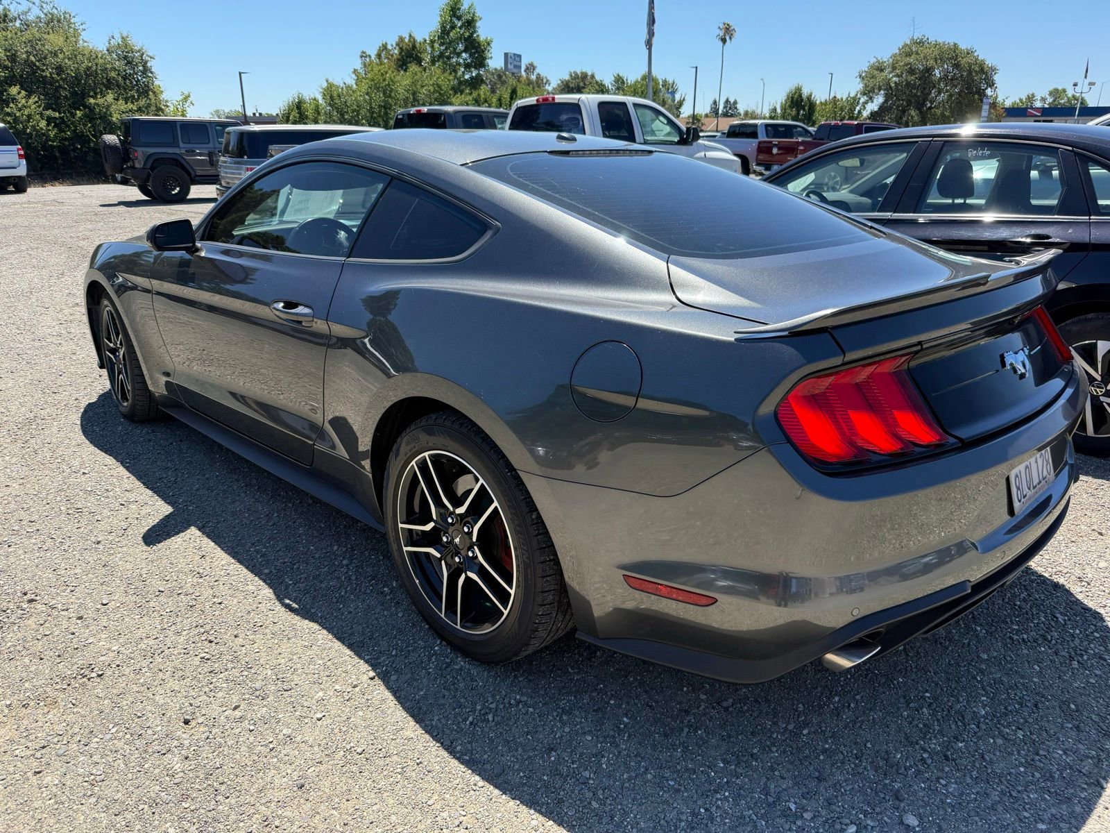 Used 2018 Ford Mustang Coupe RWD image 3