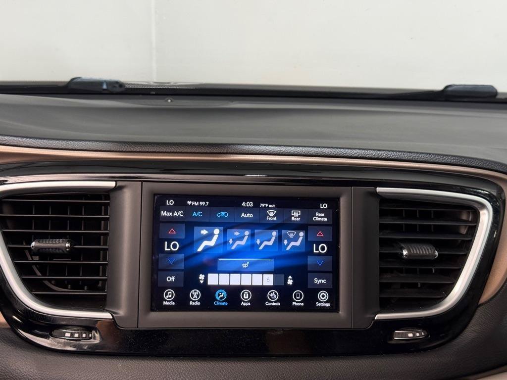 Used 2018 Chrysler Pacifica Touring-L FWD image 16