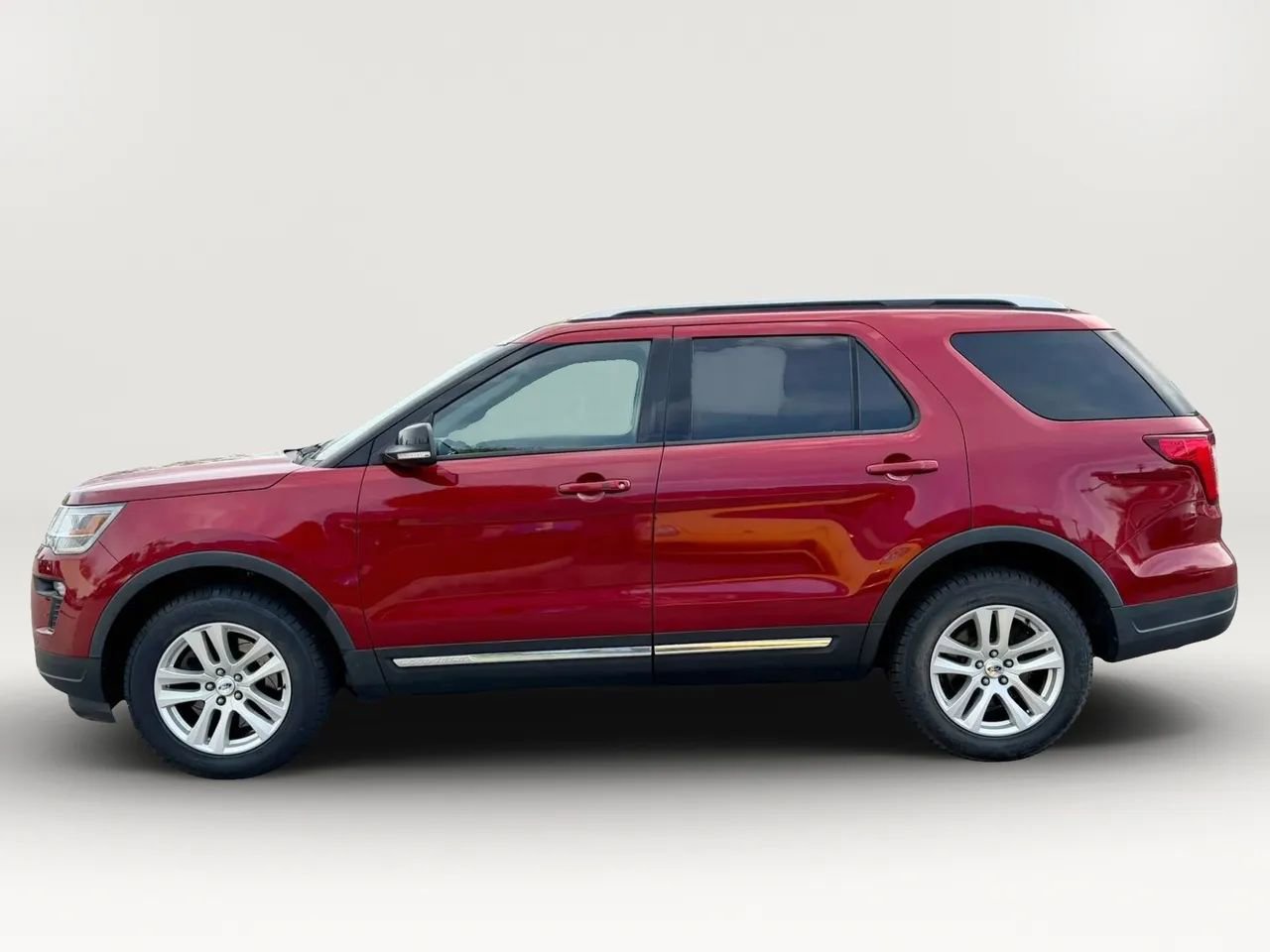 Used 2018 Ford Explorer XLT w/ Equipment Group 202A AWD/4WD image 4
