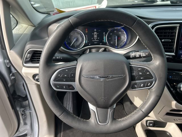 Used 2024 Chrysler Pacifica Touring-L image 19