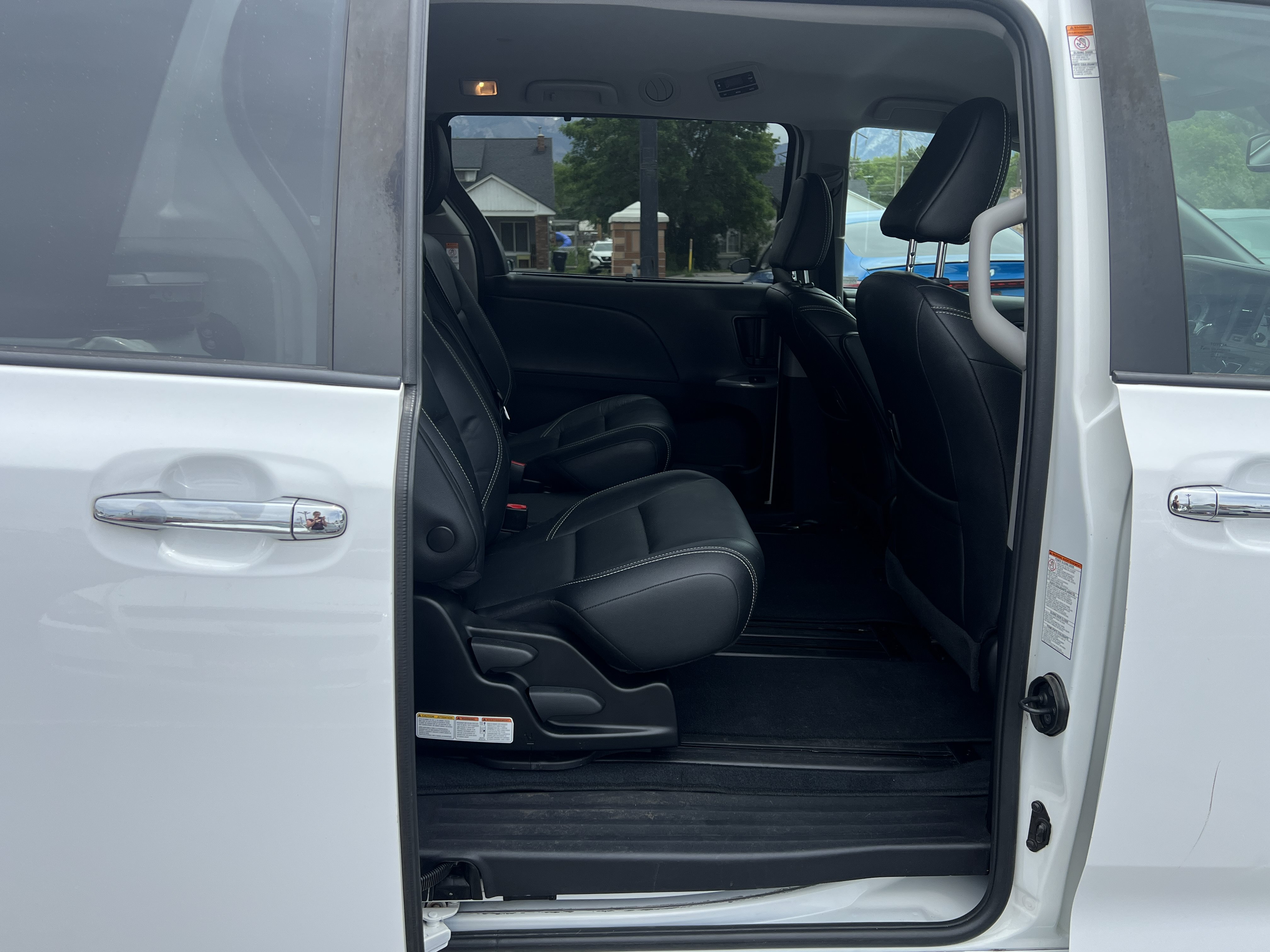 Used 2019 Toyota Sienna SE w/ Carpet Mat Package FWD image 9