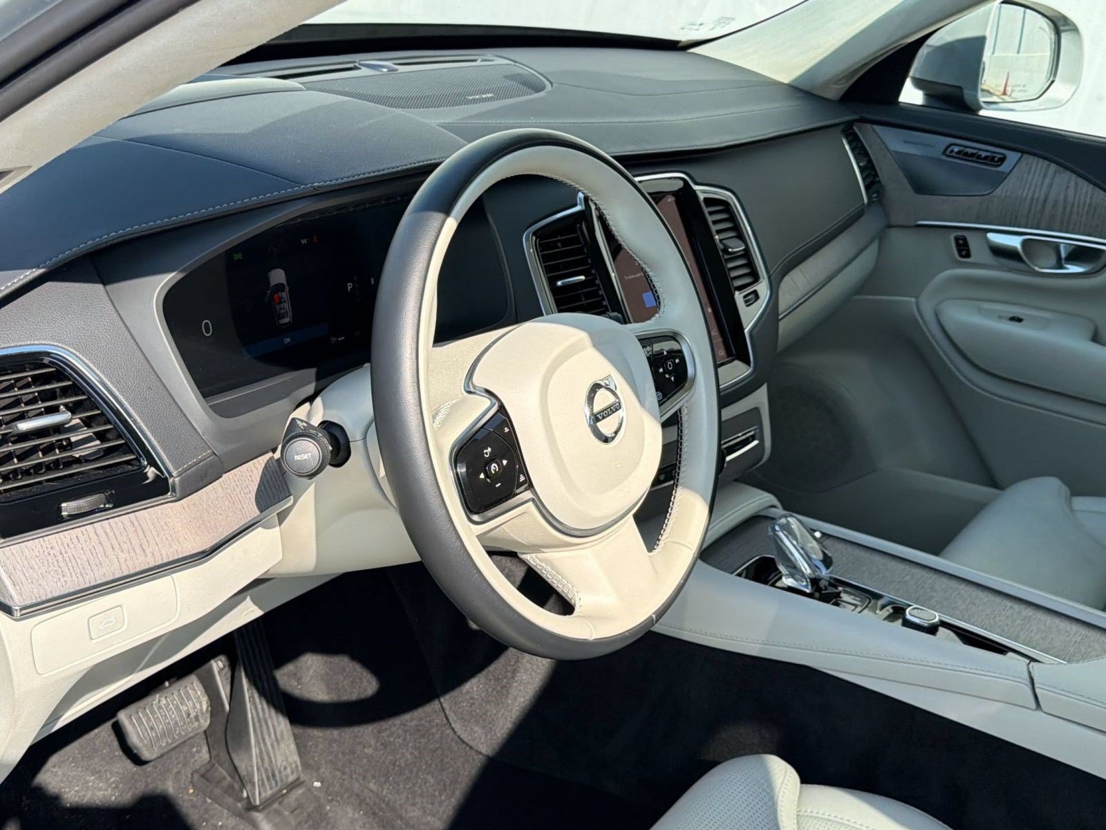 Certified 2024 Volvo XC90 B6 Ultimate AWD/4WD image 4