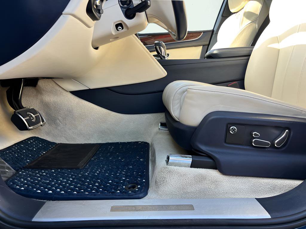 Used 2018 Bentley Bentayga AWD/4WD image 21