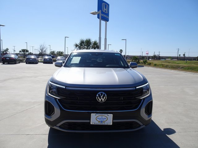 Used 2025 Volkswagen Atlas Cross Sport SE image 2