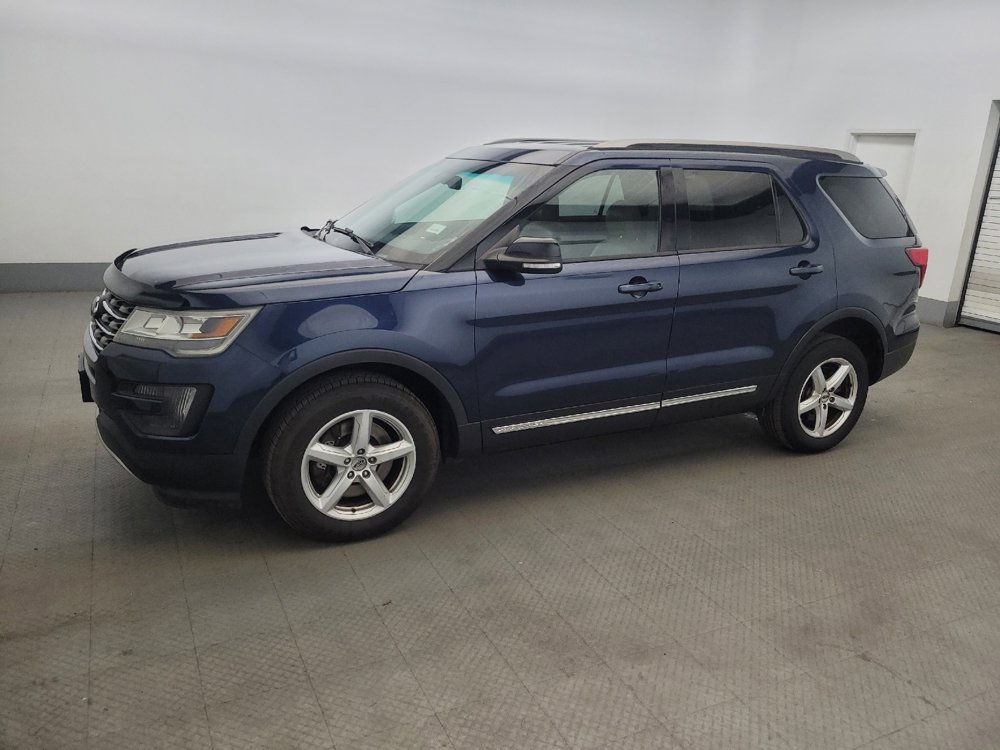 Used 2016 Ford Explorer XLT w/ Equipment Group 202A AWD/4WD image 2