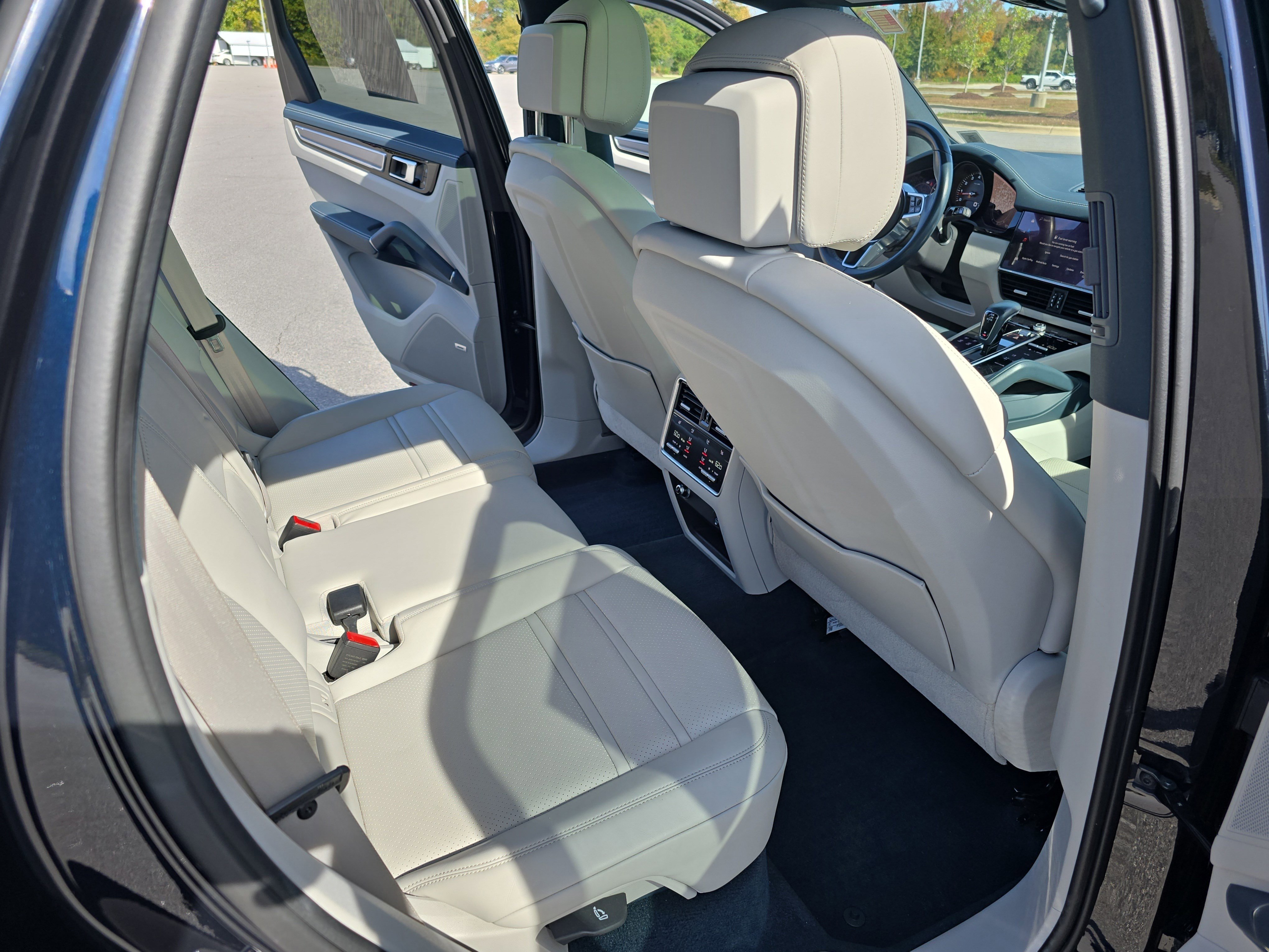 Used 2022 Porsche Cayenne S image 11