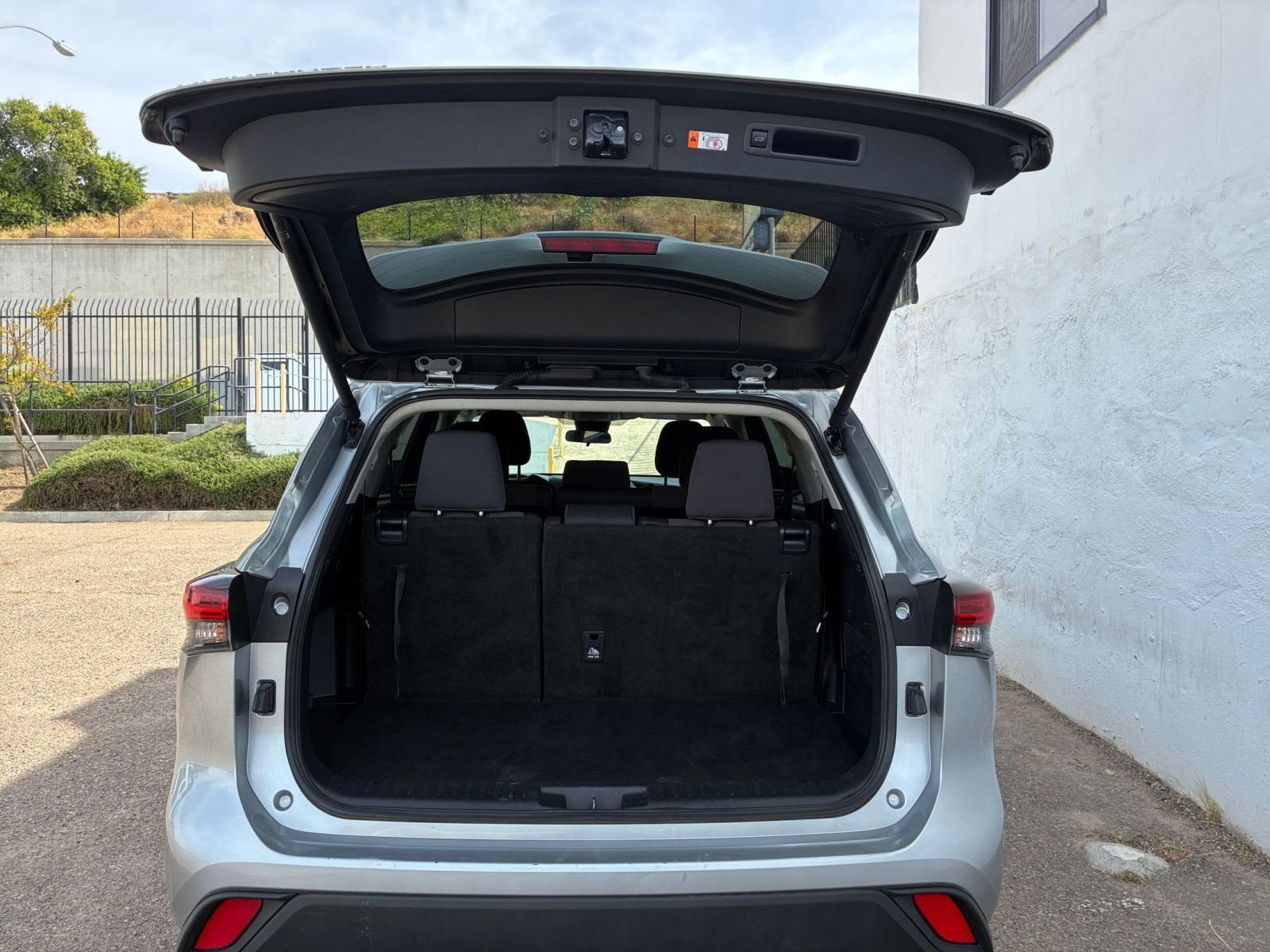 Used 2025 Toyota Highlander LE FWD image 33