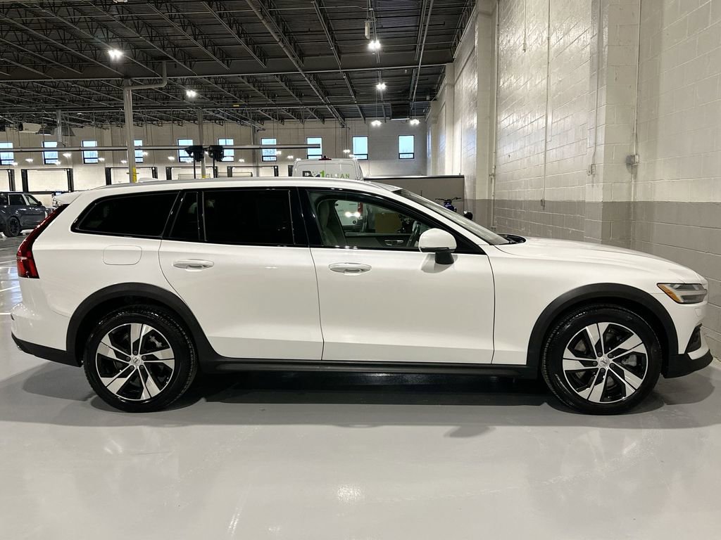 Used 2022 Volvo V60 T5 Cross Country image 4