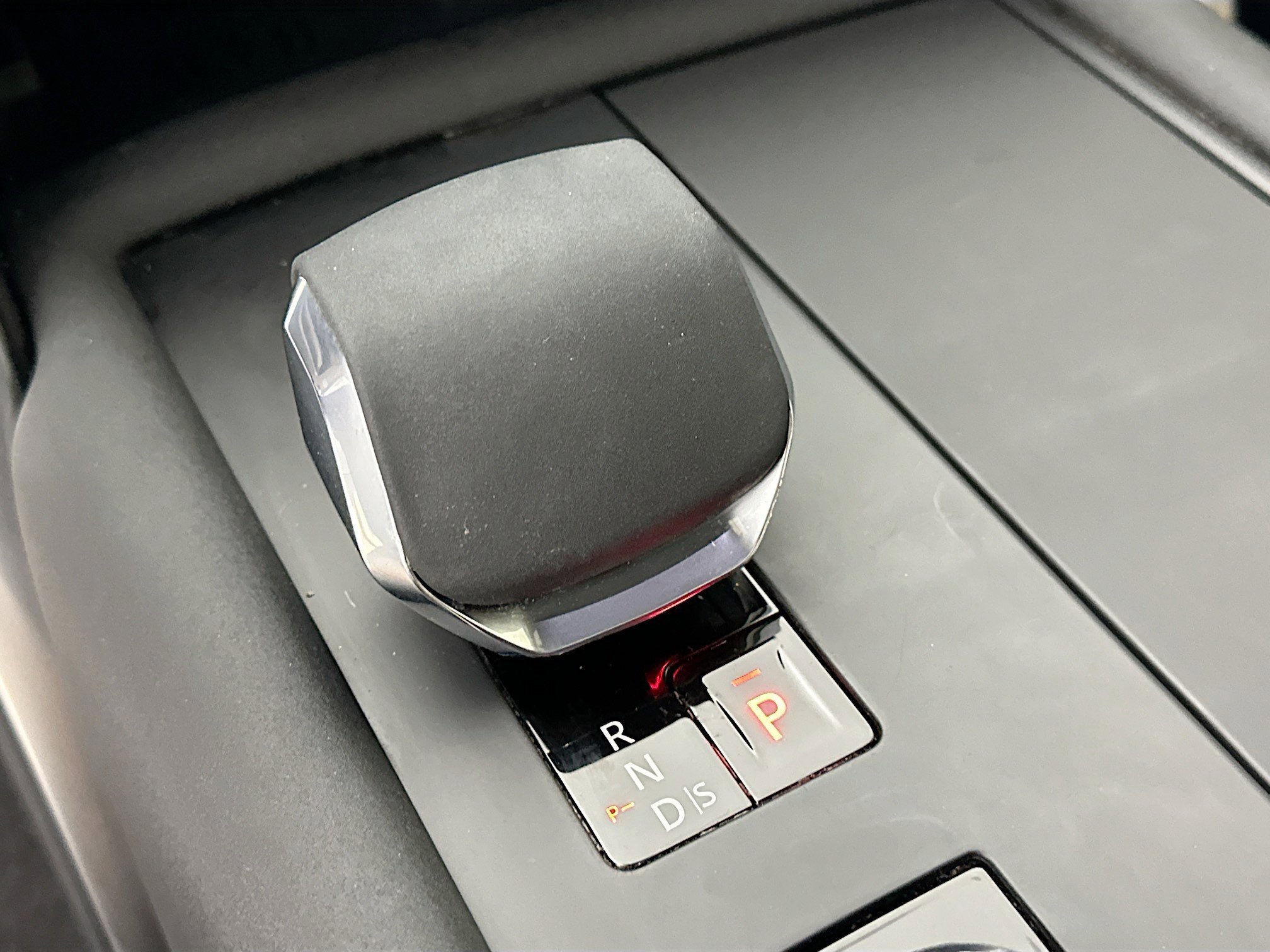 Used 2024 Land Rover Discovery Dynamic SE AWD/4WD image 27