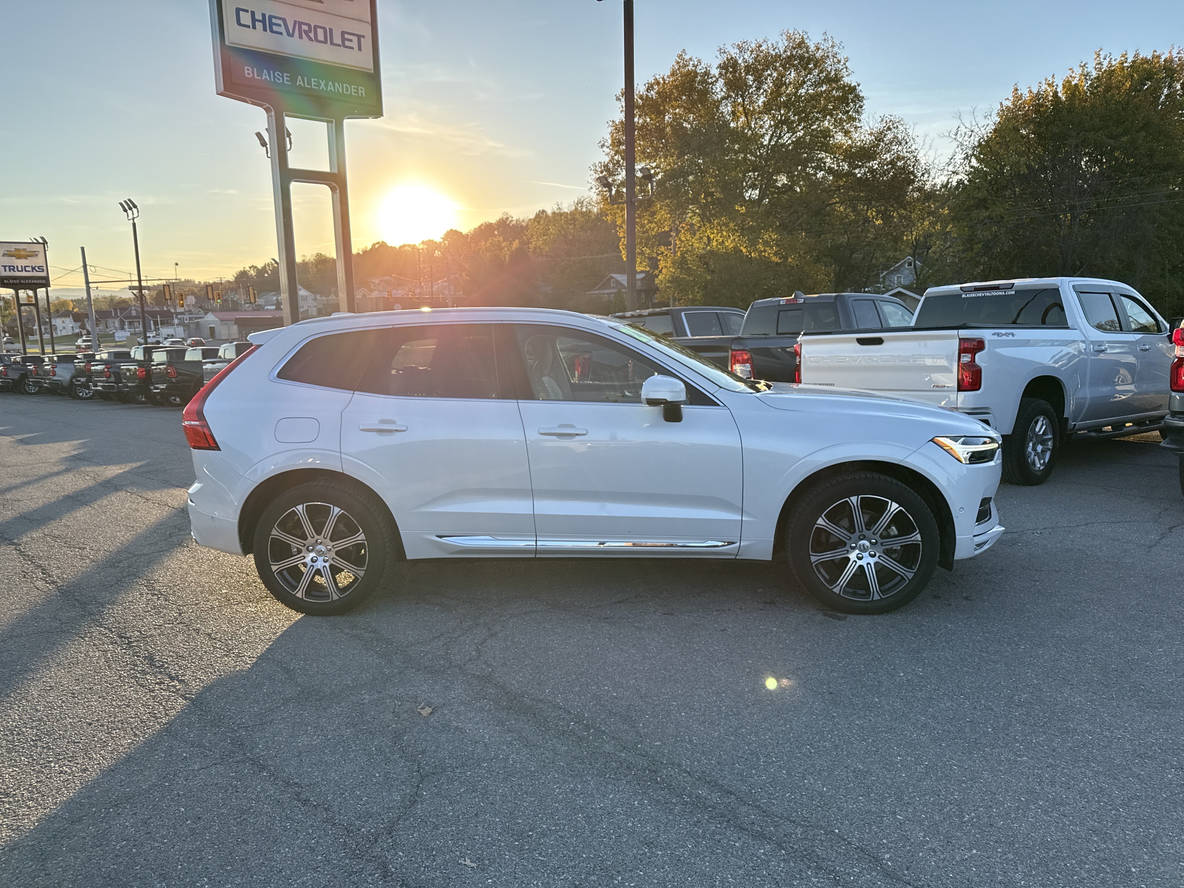 Used 2021 Volvo XC60 T5 Inscription w/ Advanced Package AWD/4WD image 2