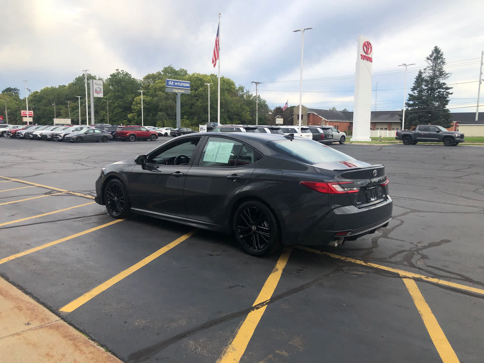 Certified 2025 Toyota Camry SE FWD image 3