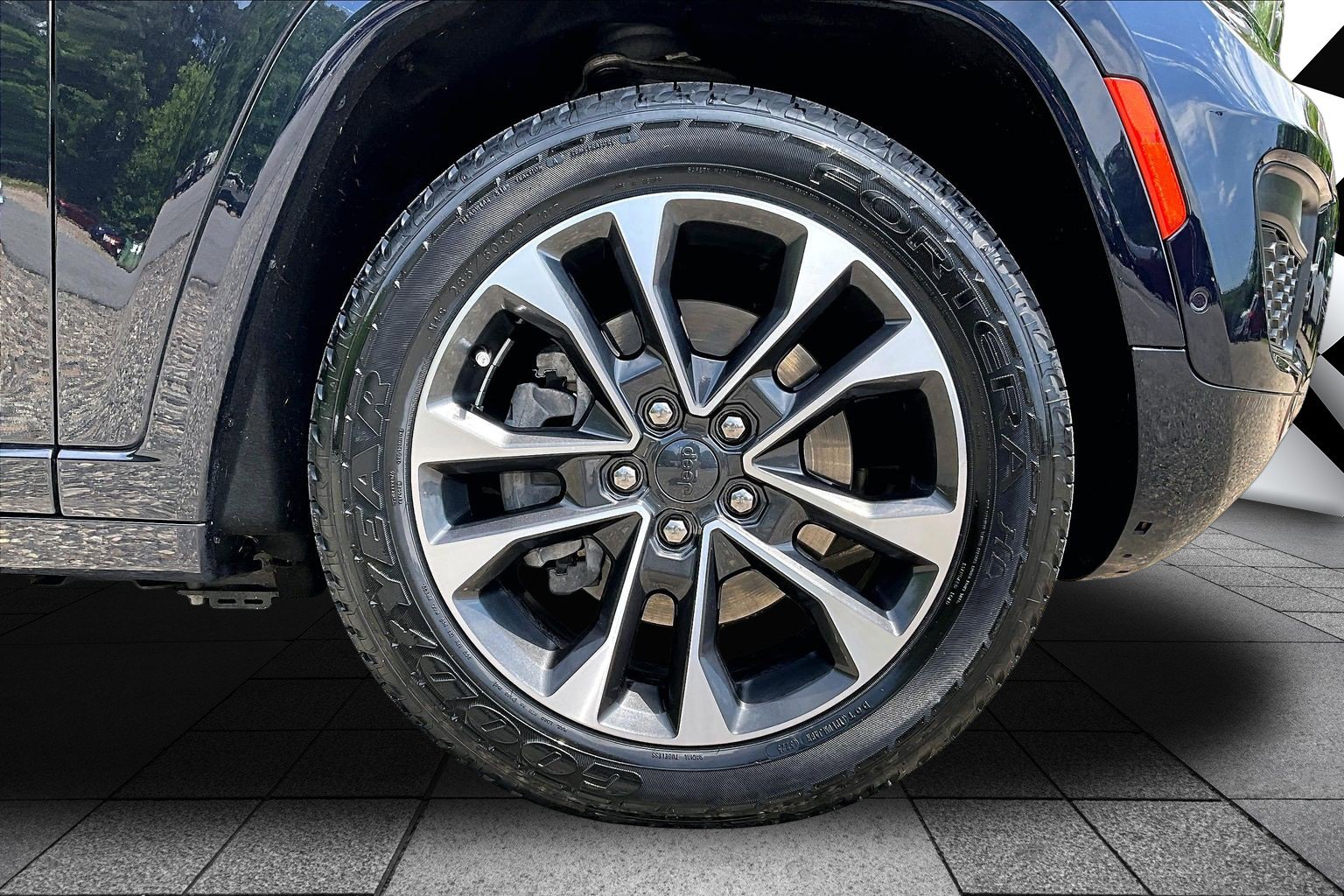 Used 2023 Jeep Grand Cherokee Overland AWD/4WD image 8