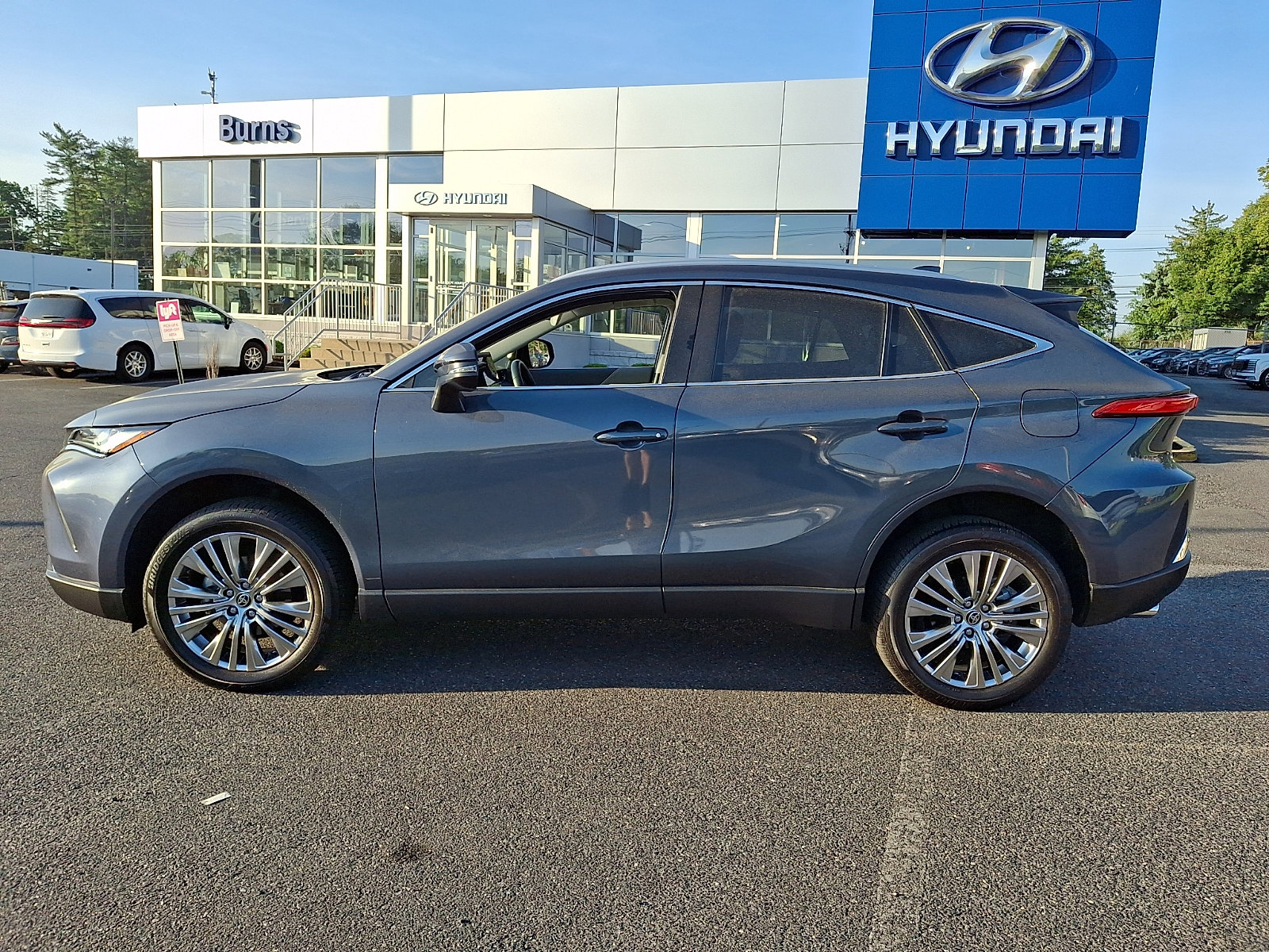 Used 2023 Toyota Venza XLE AWD/4WD image 8
