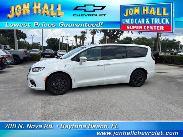 Used 2022 Chrysler Pacifica Touring-L w/ Uconnect Theater Family Group FWD image 3