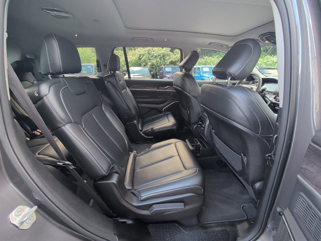 Used 2023 Jeep Grand Cherokee L Limited AWD/4WD image 16