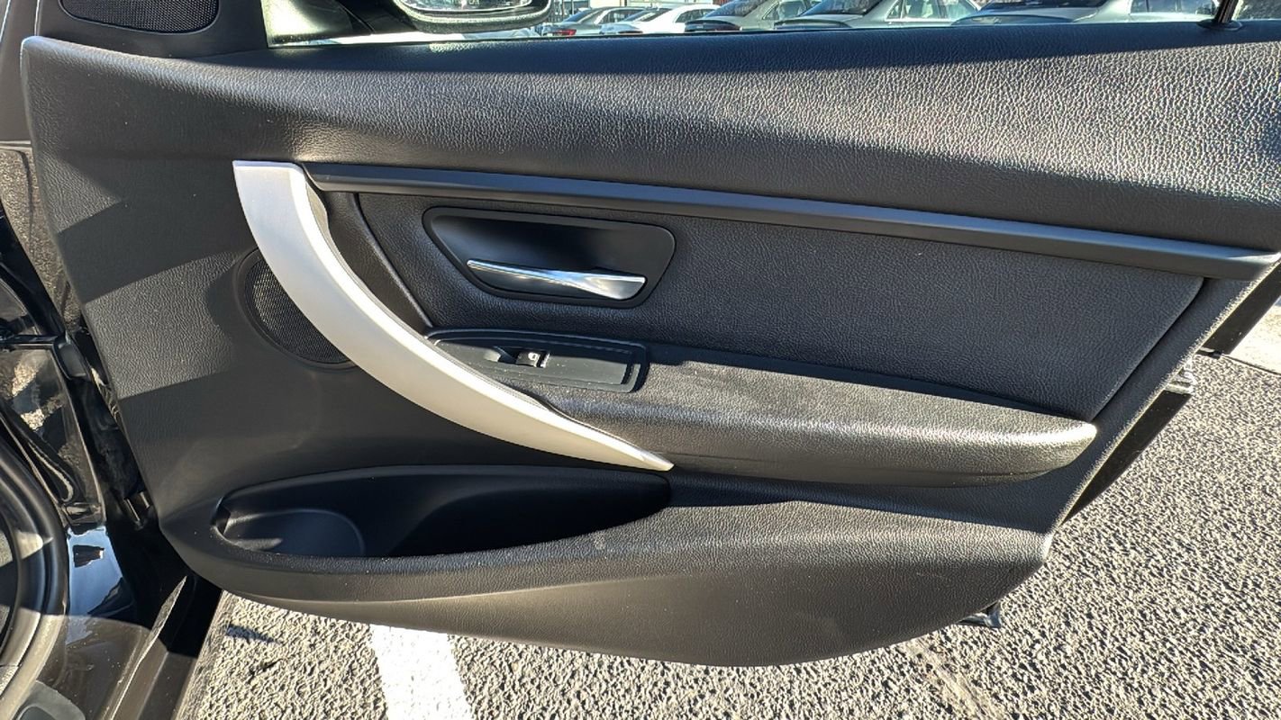 Used 2018 BMW 320i xDrive Sedan image 17