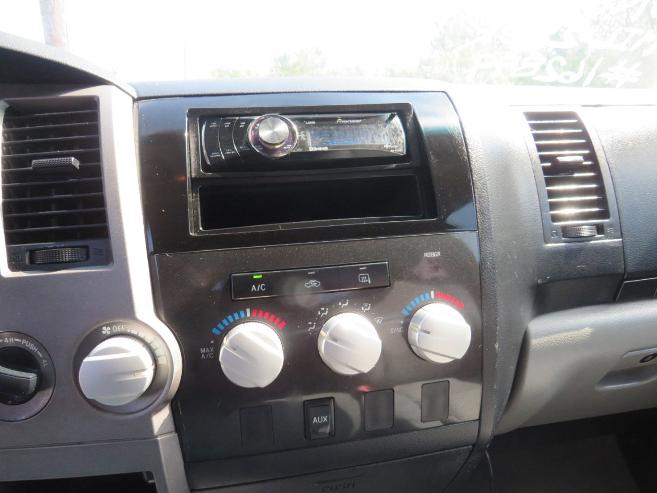 Used 2011 Toyota Tundra 4x4 Double Cab w/ Tow Pkg image 17