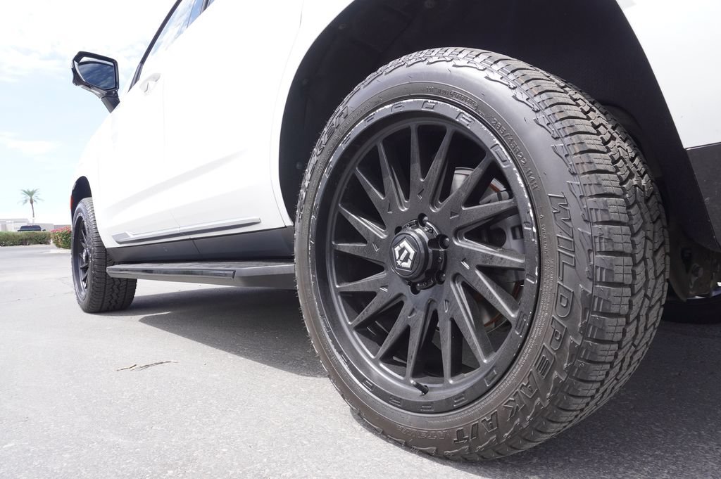 Used 2022 Cadillac Escalade Premium Luxury AWD/4WD image 9