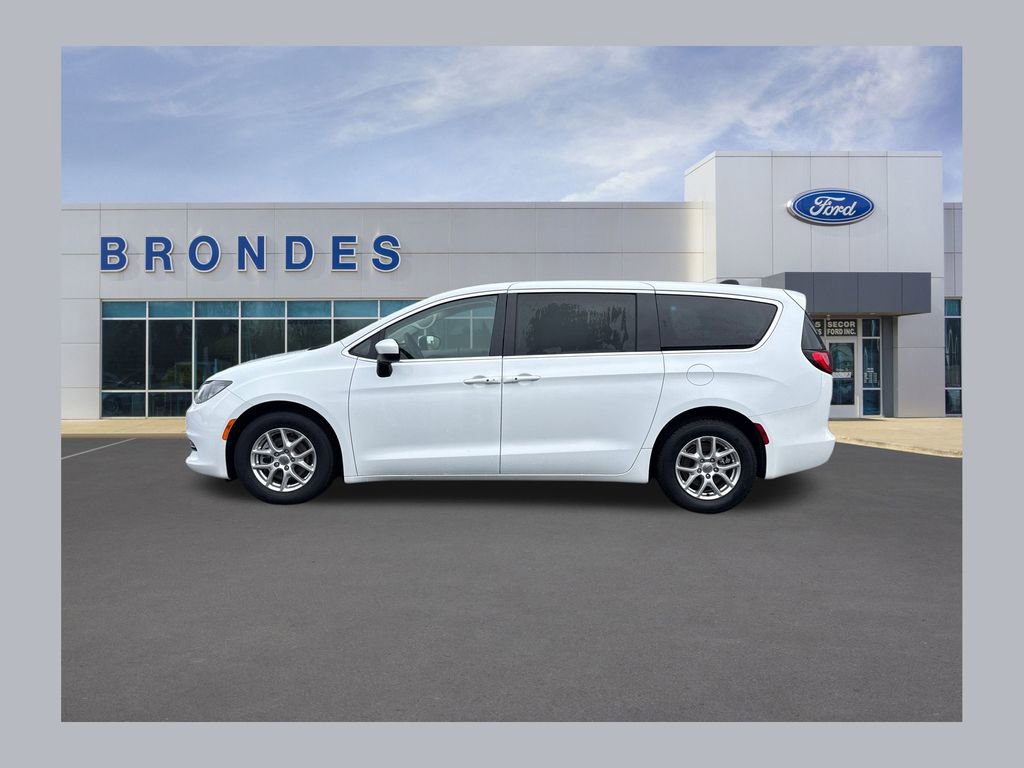 Used 2022 Chrysler Voyager LX FWD image 1
